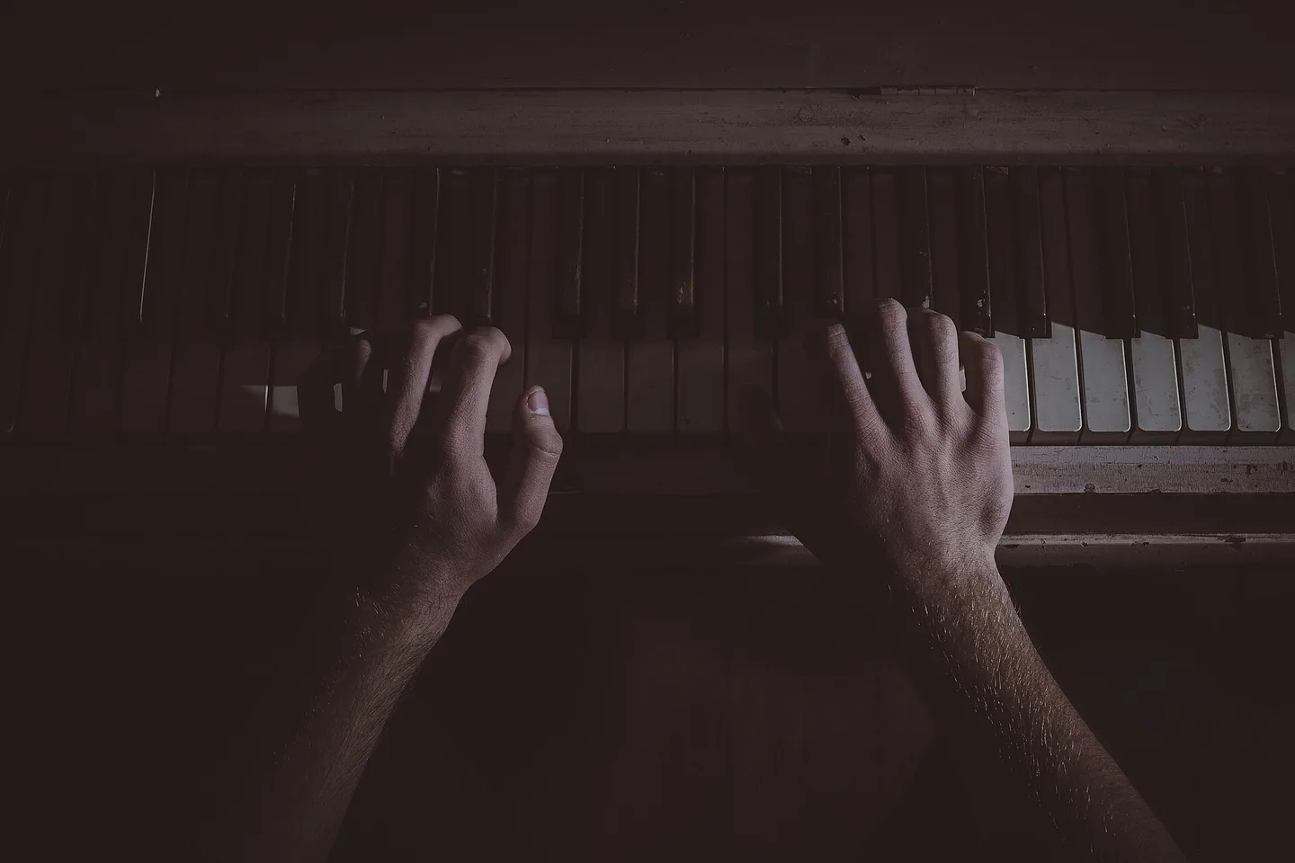 Manos tocando las teclas de un piano